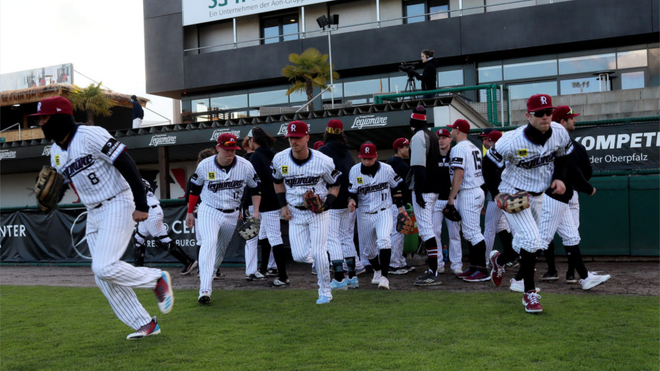 Baseball-Spieler laufen ein