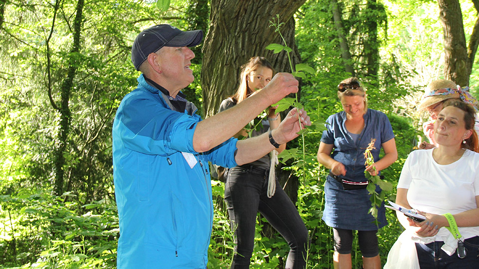 Interessiert hören die Teilnehmerinnen und Teilnehmer Hansjörg Hauser zu, wenn er über altes Wissen zu Wildkräutern erzählt.