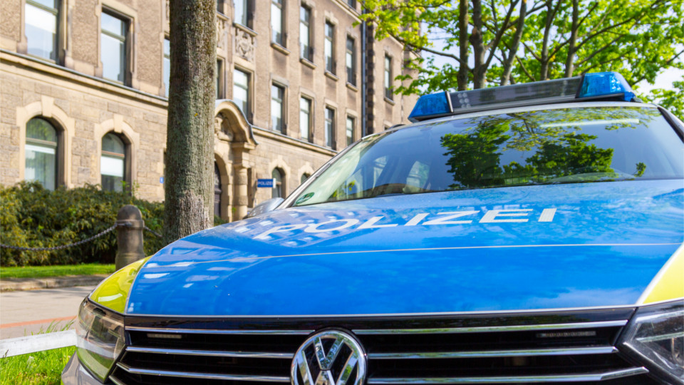 Polizeiwagen vor Gebäude