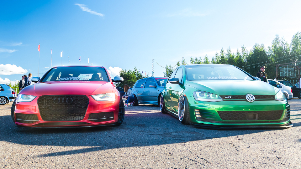 zwei getunte Autos, Frontansicht