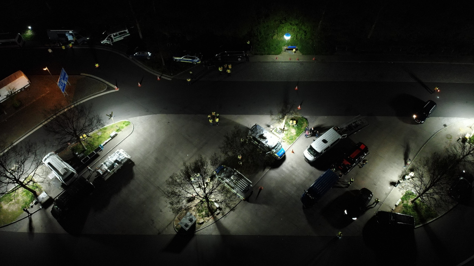 Kontrollstelle bei Nacht aus Vogelperspektive