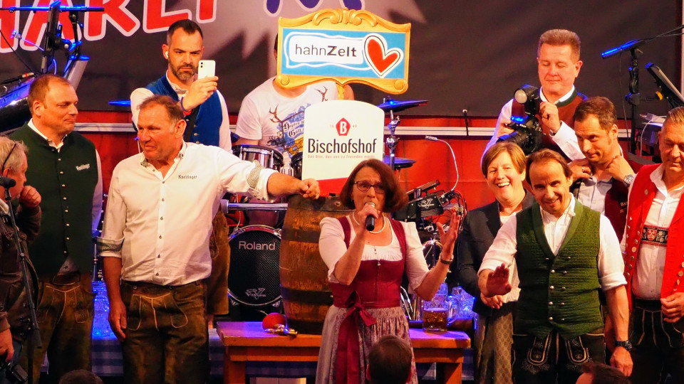 Der Blick auf die Hahnzelt Bühne mit Oberbürgermeisterin 