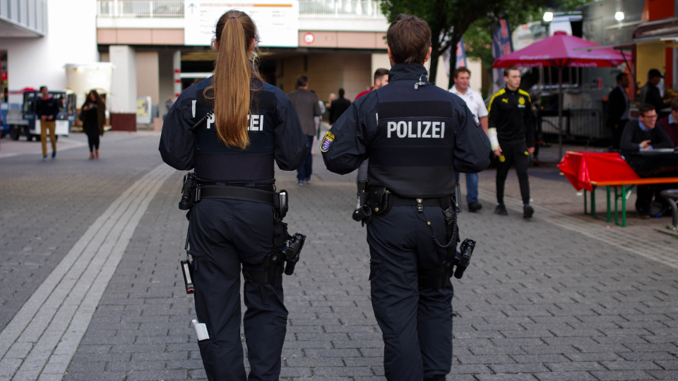 Zwei Polizist:innen in einer Innenstadt
