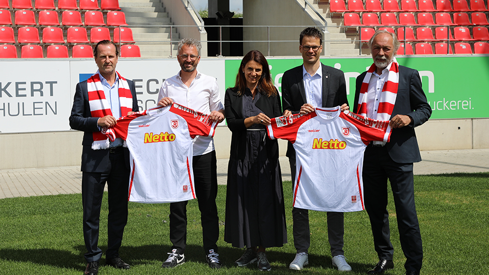 Die Dr. Robert Eckert Schulen AG bleibt auch in der kommenden Saison Premium Partner des SSV Jahn. Hier die Verantwortlichen bei der offiziellen Verlängerung.