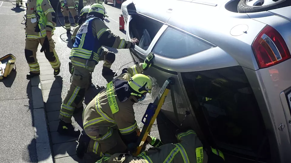 umgekipptes Auto mit Einsatzkräften