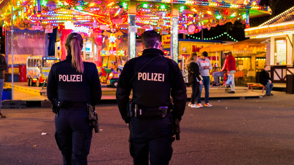 Zwei Polizisten auf einem Volksfest