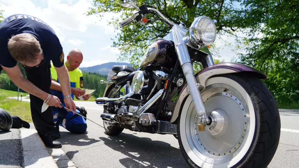 Motorrad in Polizeikontrolle