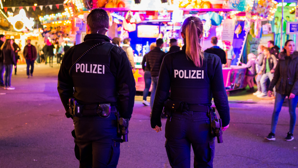Polizeibeamte auf einem Volksfest Dult Maidult