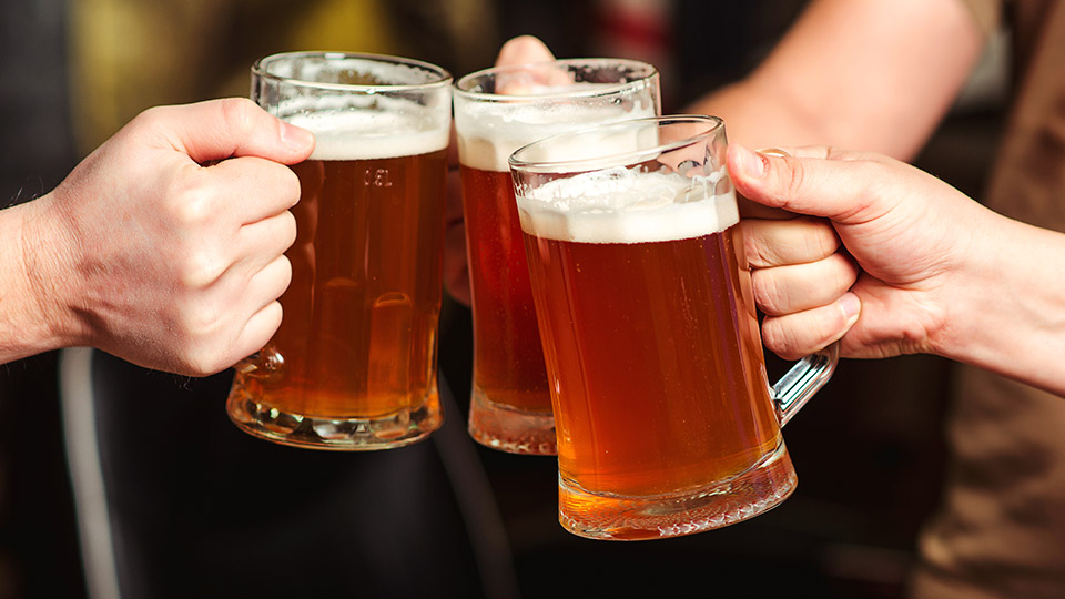 Bierpreise steigen: Drei Bierkrüge beim Zuprosten.