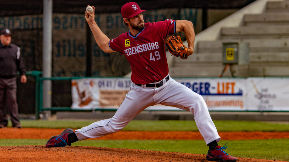 Legionär wirft den Ball