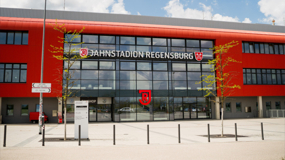 Blick auf den Haupteingang des Jahnstadions