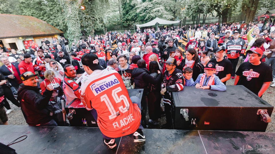 Peter Flache vor feiernden Fans bei der Saisonabschlussfeier
