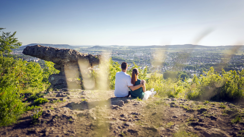 Pärchen blickt auf ein Tal herunter