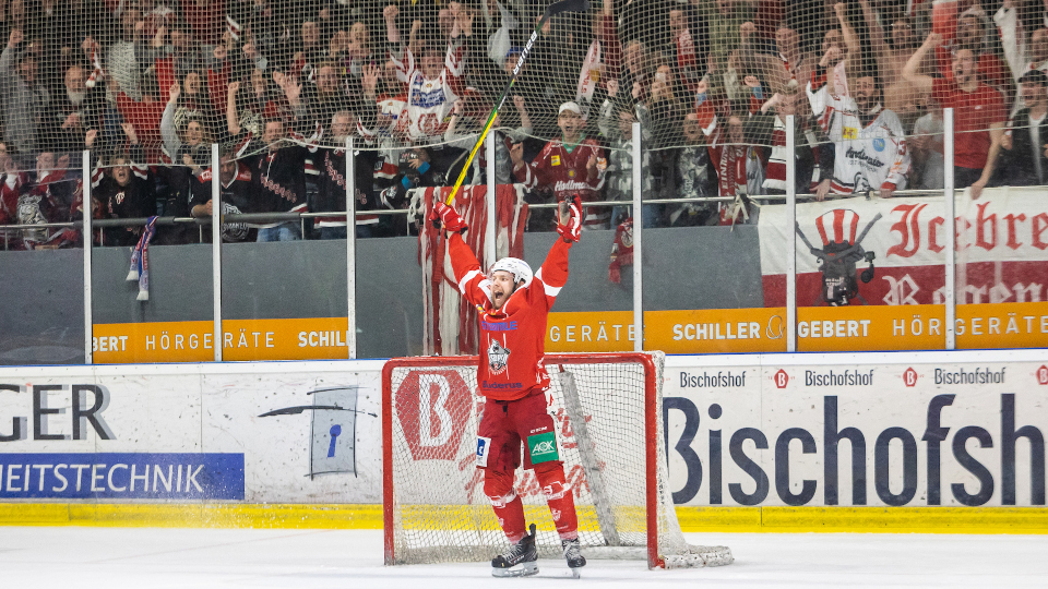 Schwamberger vor Jahn Fans im Stadion