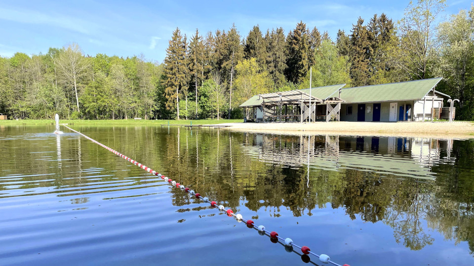 Waldbad Hemau unter blauem Himmel