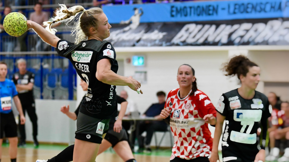 Spielerin setzt zum Wurf an