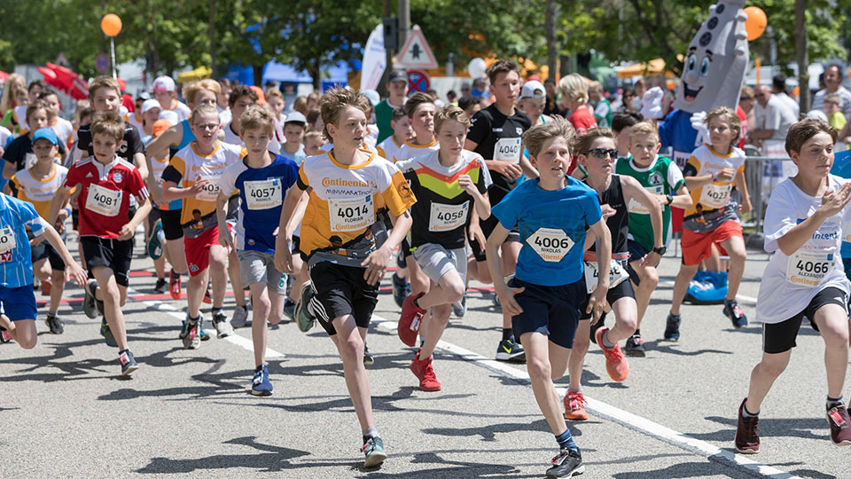 MiniMarathon am DEZ: Kinder beim Marathon-Lauf in Regensburg