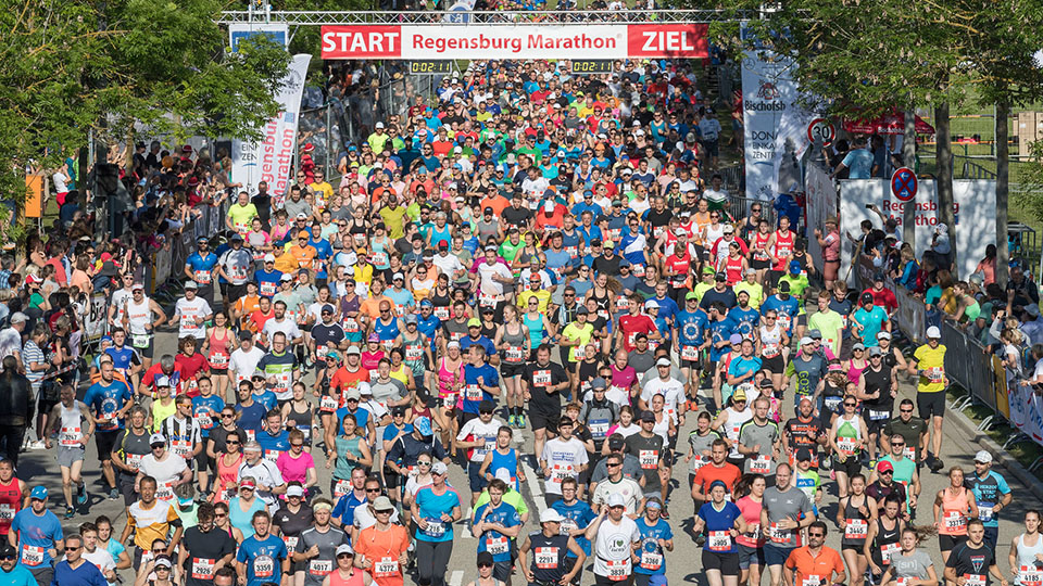 Läuferinnen und Läufer beim Regensburg Marathon in Regensburg.