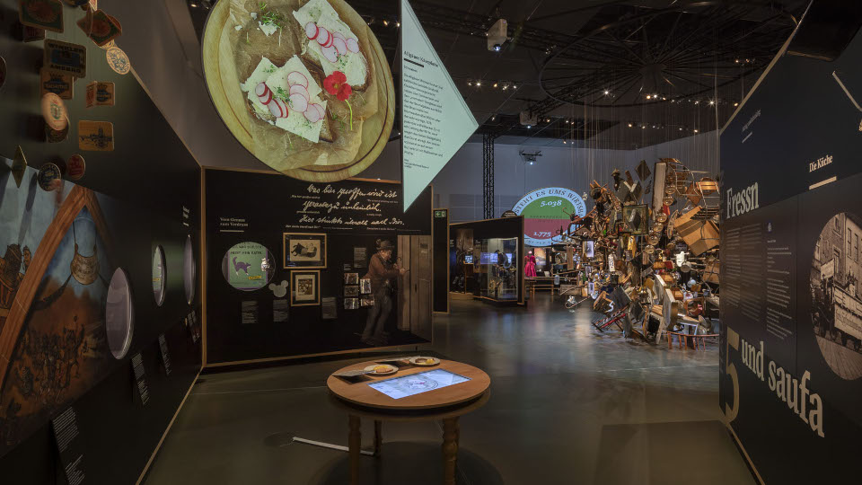 Impressionen aus der Ausstellung Neue Ausstellung lockt 30.000 Besucher nach Regensburg