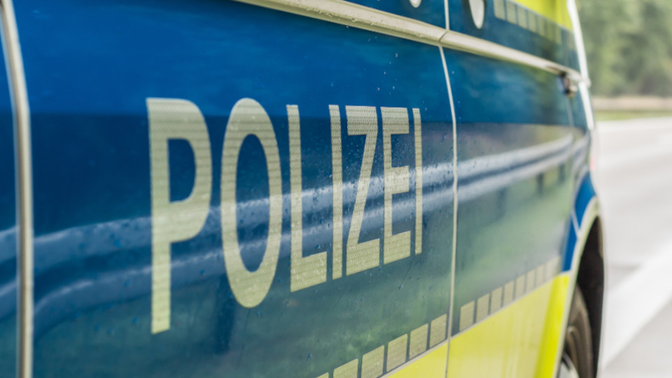 Vermisster am Murner See: Ein Streifenwagen der Polizei, der am Straßenrand steht.