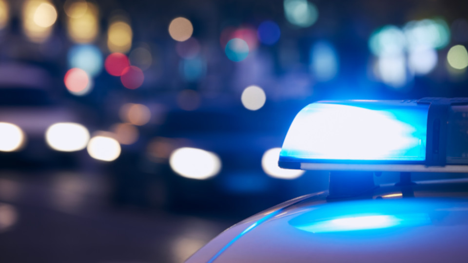 Mann leblos in Weiher: Streifenwagen der Polizei mit Blaulicht in der Nacht.
