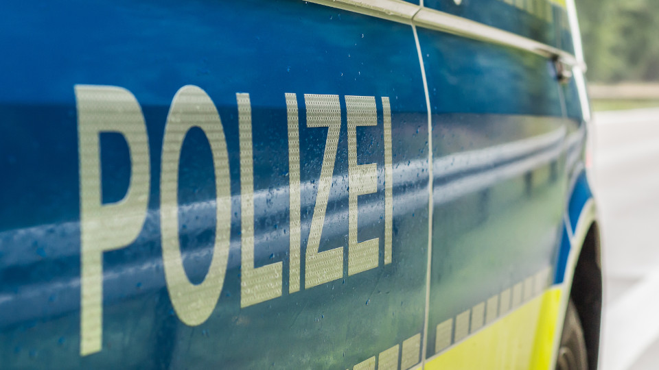 Vermisste 71-Jährige aufgetaucht: Streifenwagen der Polizei, der gerade am Fahrbahnrand steht, von der Seite: Schriftzug POLIZEI im Vordergrund.