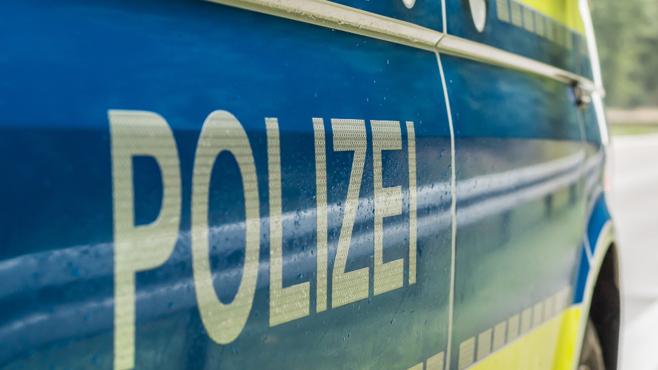 Zwei Kinder bei Frontalzusammenstoß verletzt: Streifenwagen der Polizei am Straßenrand.
