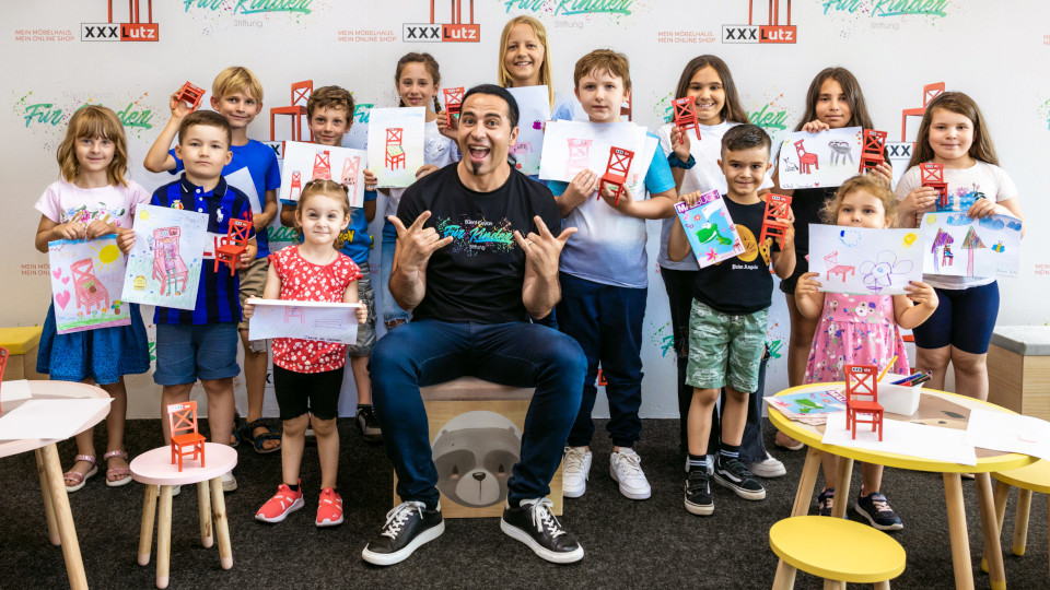 Weltkindertag: XXXL-Aktion von XXXLutz und Bülent Ceylan 