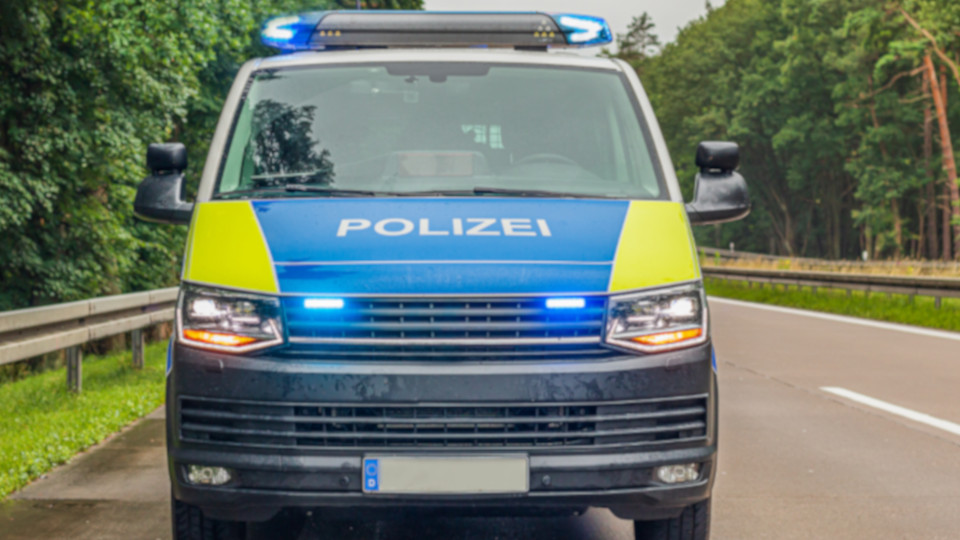 Unfälle bei Regensburg: Streifenwagen der Polizei mit Blaulicht am Straßenrand.