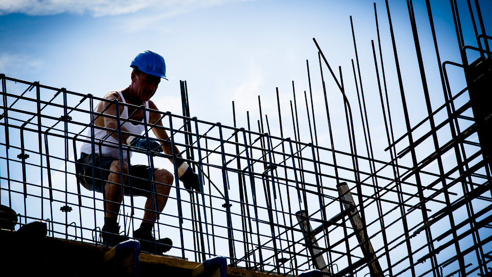 Eisenflechter Bauarbeiter Die IG BAU fordert bei der Neuschaffung von Wohnraum stärker auf bezahlbare Wohnungen zu setzen. Die Gewerkschaft fordert außerdem den Fokus auch vermehrt auf Umbau statt Neubau zu setzen.