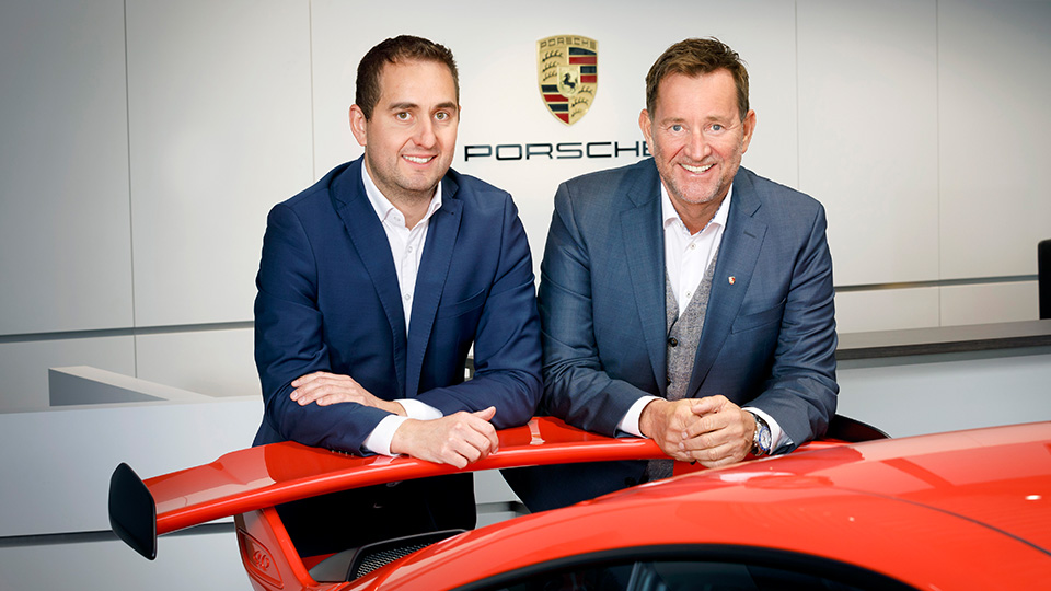 Der ehemalige Geschäftsführer Wilhelm "Porsche Willi" Schreiber (re.) neben dem neuen Geschäftsführer Philip Gadringer (li.).