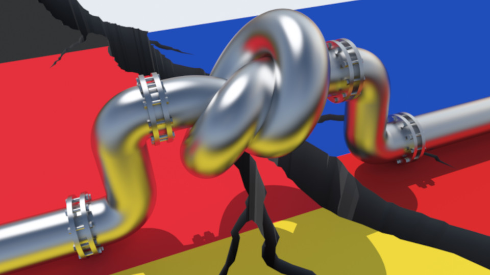 Energiesicherheit und Energie Embargo: Gaspipeline mit einem Knoten, die auf den Flaggen von Deutschland und Russland liegt.