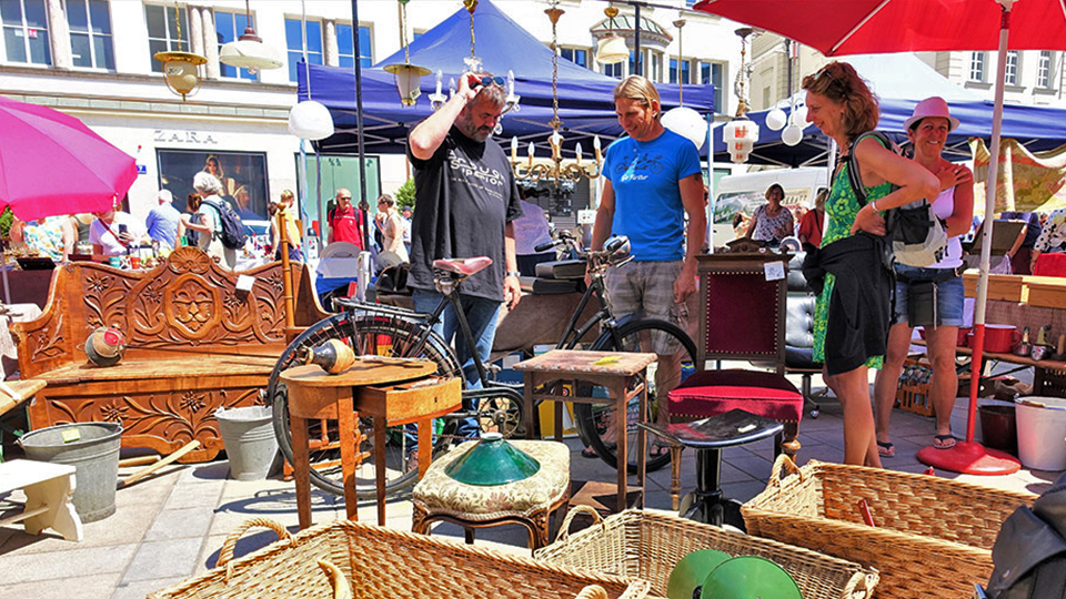 Berühmter Antikmarkt in der Regensburger Altstadt: Ein Händler erklärt gerade seine Ware.