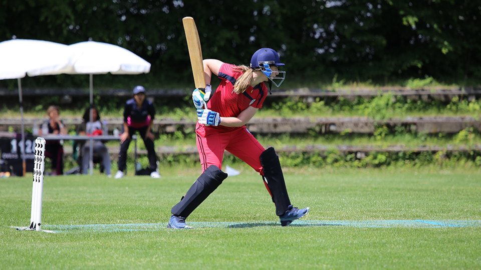 Regensburg Rebels-Spielerin und Co-Trainerin Stephanie Frohnmayer beim Abschlag des Balls.