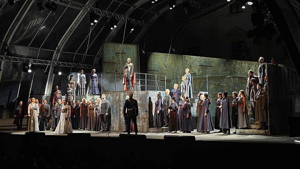 Bühnenbild und Darsteller:innen von "Otello" bei den Schlossfestspielen
