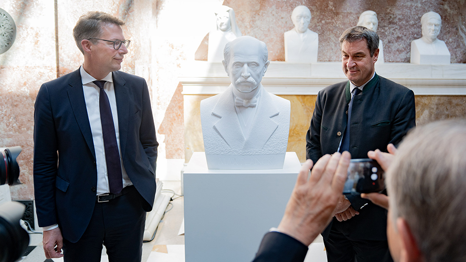 Dr. Markus Söder und Kulturminister Markus Blume neben der Büste Max Plancks