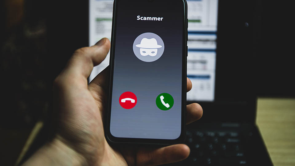 Sammer-Anruf - Zeitlarn: 23-Jähriger fällt auf Interpol-Masche herein 