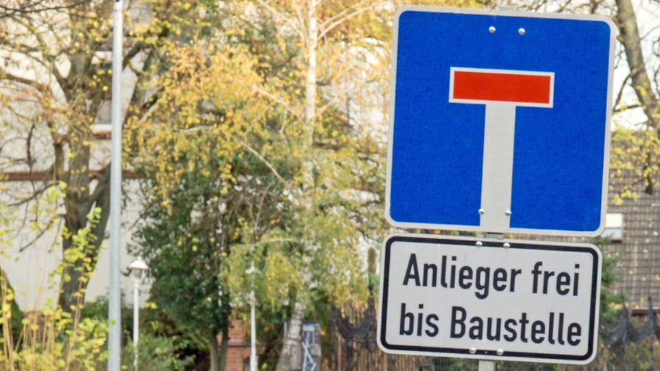 Verkehrsbeeinträchtigungen in Regensburg: Straßenschild mit der Aufschrift: "Anlieger frei bis Baustelle".