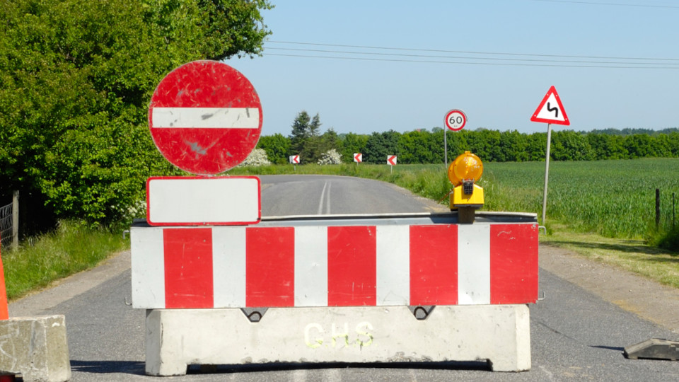 Straßensperre mit einem rot-weißen "Durchfahrt Verboten"-Schild.