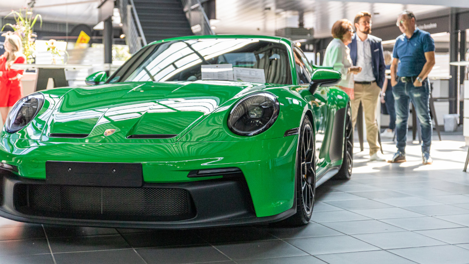 Porschezentrum Regensburg: „Bunte Flotte“ und Jahn-Neuzugänge 