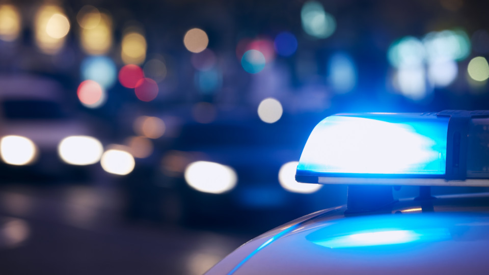 Streifenwagen der Polizei mit Blaulicht in der Nacht.
