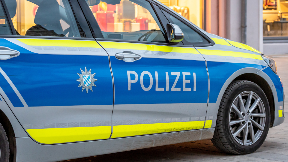 Schwandorf: 31-Jährige baut betrunken Unfall und schlägt Polizisten 