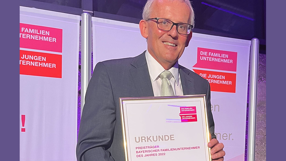 Christoph Bauer von der Alten Hausbrennerei Penninger mit der Auszeichnung zum Bayerischen Familienunternehmen des Jahres 2022.
