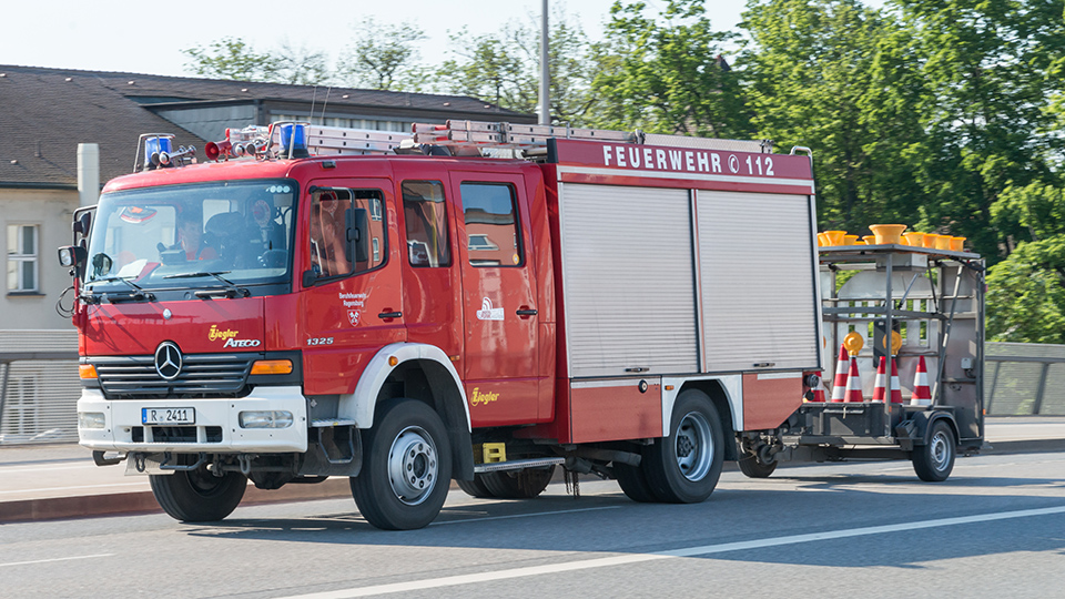 Feuerwehrwagen auf der Straße
