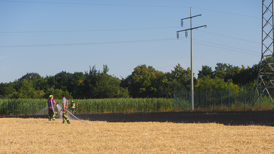 Feuerwehrmänner bei den Löscharbeiten