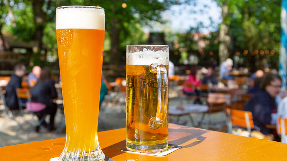 Biergläser im Biergarten: Aiwanger fordert dauerhafte Senkung der Umsatzsteuer für Gastronomen