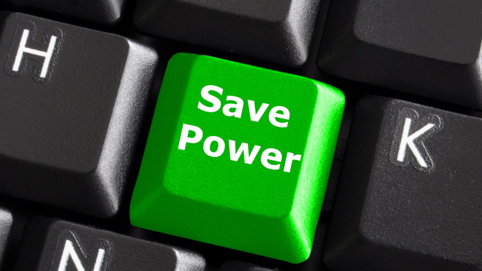 Tastatur mit einer Taste, auf der steht "Save Power" - Energie sparen.