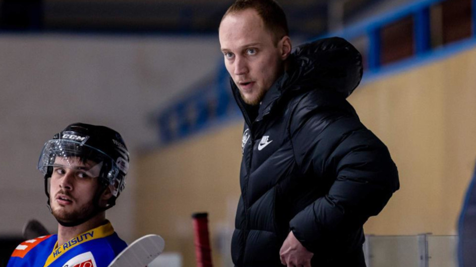 Der neue Assistenzcoach Martin Slánský hinter der Bande.
