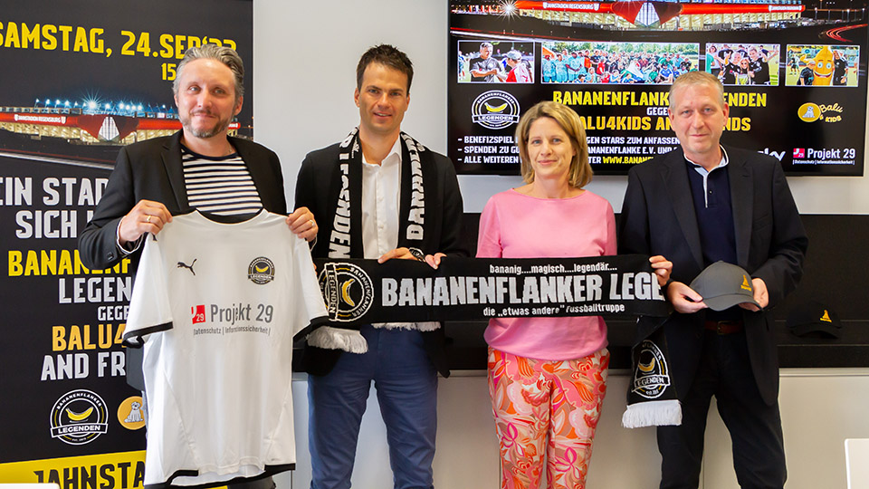 Ben Rückerl (Bananenflanker Legenden), Philipp Hausner (kaufmännischer Geschäftsführer des SSV Jahn), Dr. Astrid Freudenstein (Bürgermeisterin Stadt Regensburg) und Andreas Mühlbacher (1. Vorsitzender Balu4kids e.V.)