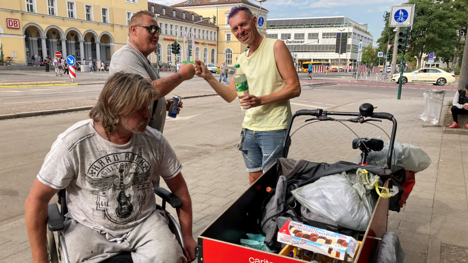 Hitzewelle Regensburg: Caritas verteilt Getränke an Obdachlose